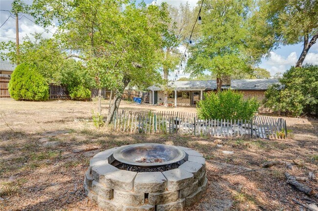 Building Photo - 703 Jetta Ct