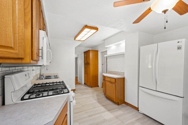 Building Photo - AVAILABLE SEPT 1ST!! GORGEOUS 3 BEDROOM IN...