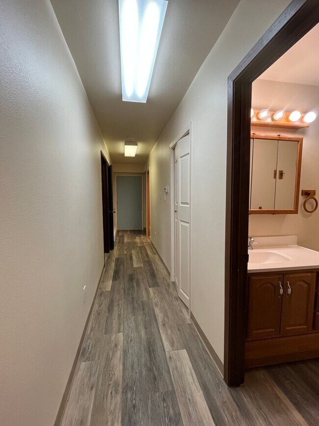 Building Photo - 560 Wigwam Way