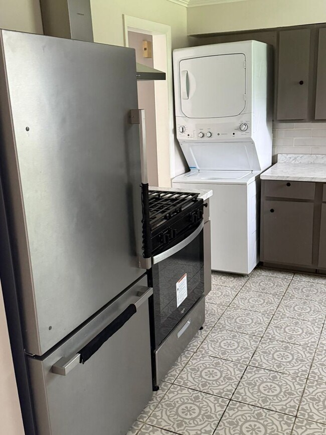 Building Photo - 3 BR/1BA | Newly Renovated Cottage| Cove security system| Fully fenced backyard
