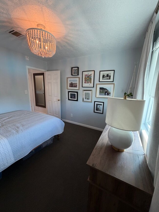 Building Photo - Beautiful 4 bedroom, 3 bathroom Home with a pool!!