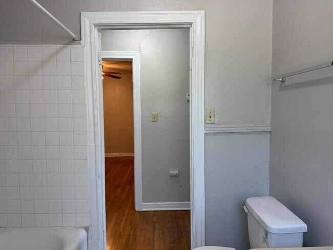 Building Photo - Lovely 1-Bedroom in Mahncke Park