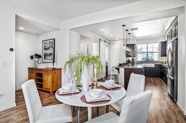 Building Photo - Jordan Ranch Townhouse 4 bed / 3.5 bath, G...