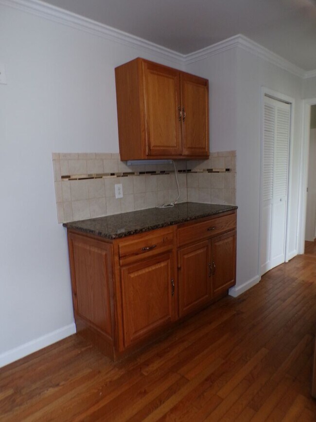 Building Photo - 3 BDRM, 2 BA Rambler w/ Basement - Great l...
