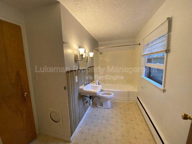 Building Photo - 513 Village St