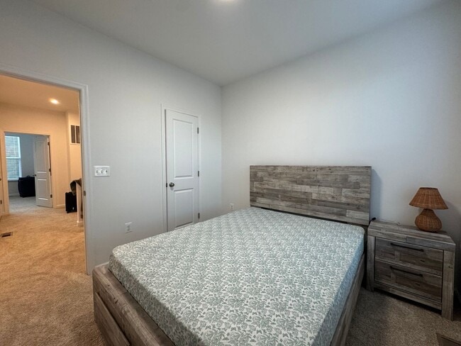 Building Photo - Modern 4 Bed 3.5 Bath Interior Townhome In...