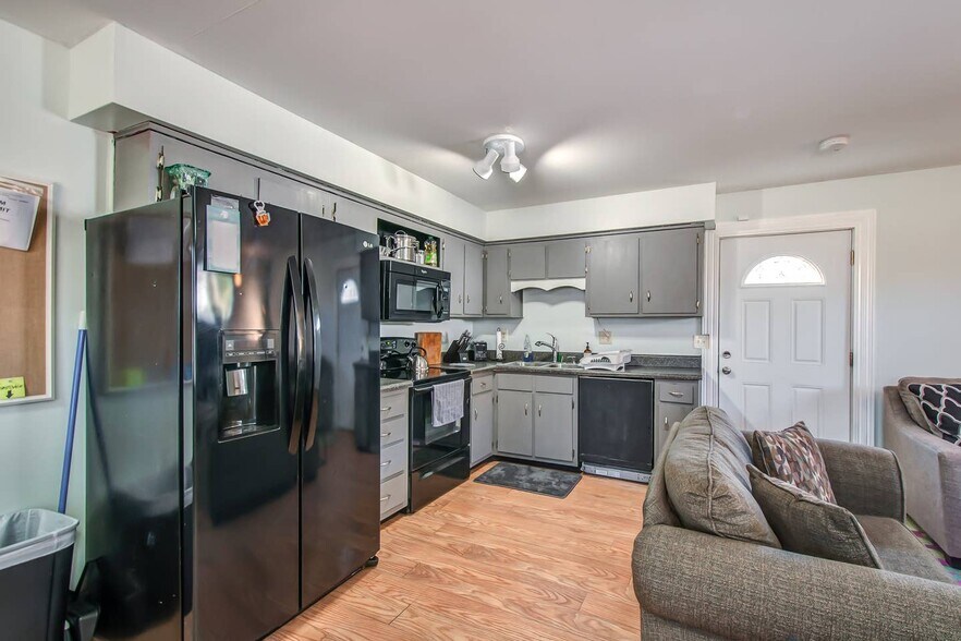 Kitchen - 2003 Rosecliff Dr
