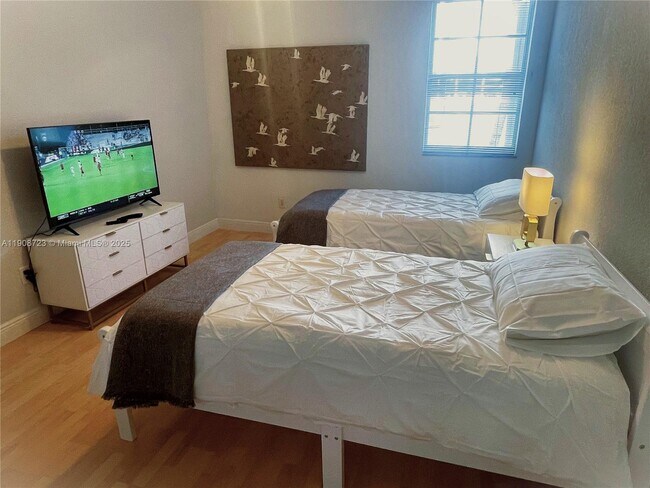 Building Photo - 3255 NE 184th St