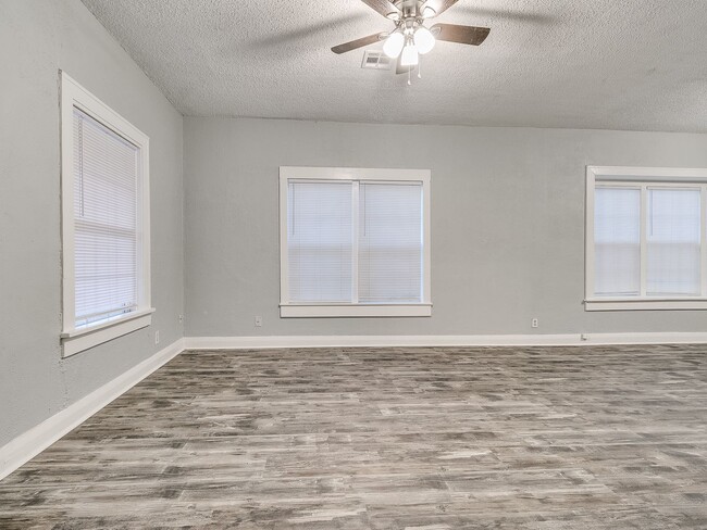 Building Photo - 3 Bedroom 1 Bath home in Shawnee!