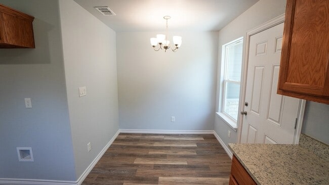 Building Photo - 917 Redoak Dr