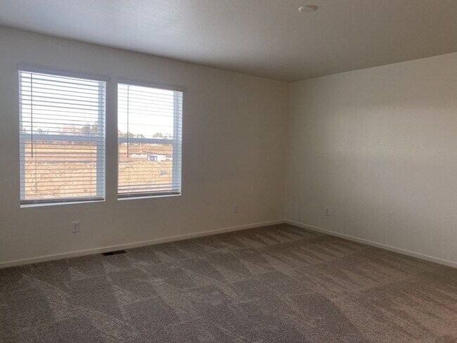 Building Photo - Exquisite 3 Bed 2.5 Bath Single Family Home