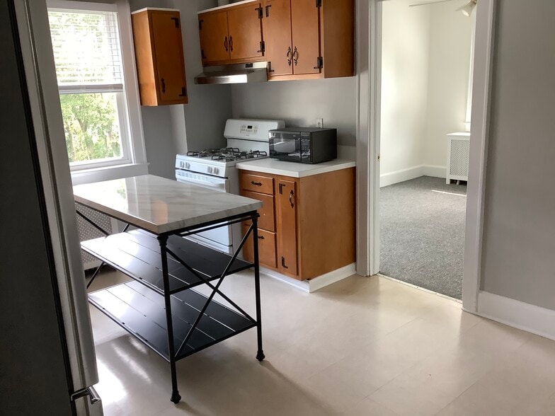 Kitchen - 290 Bruce Park Ave