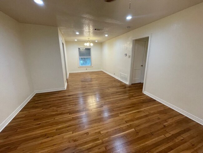 Building Photo - Nice single story home in East Ft. Worth