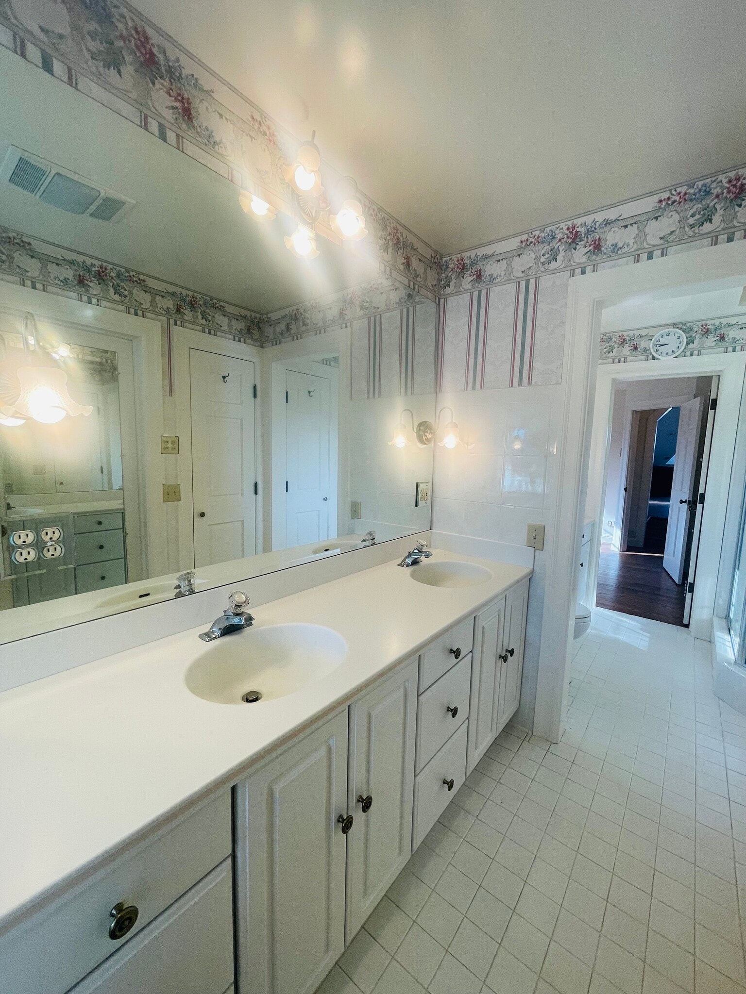 Building Photo - 200 Iris Way