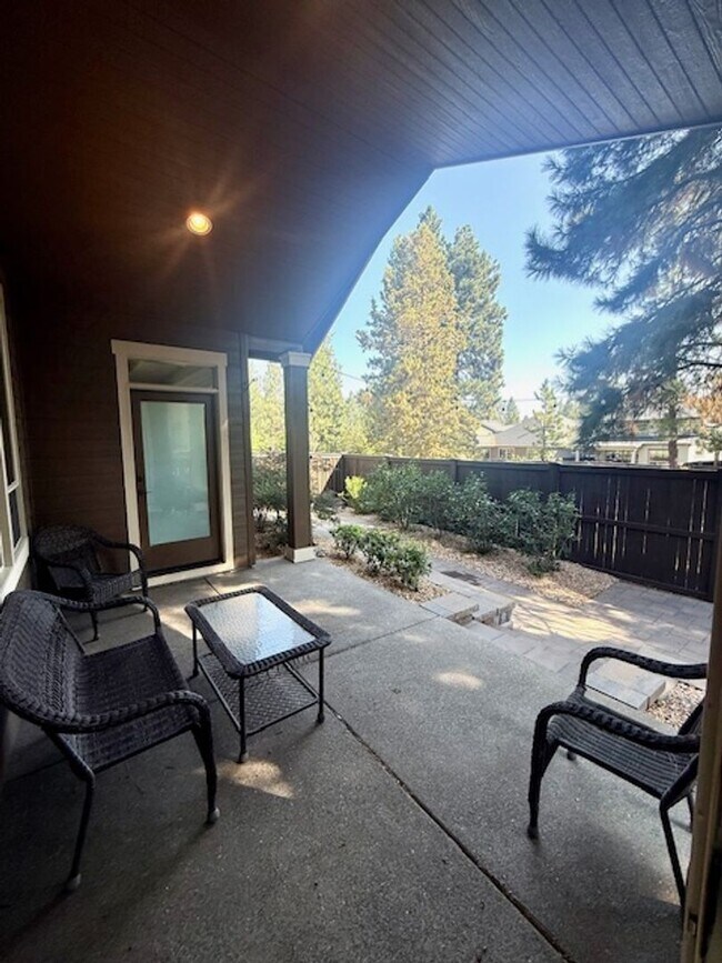 Building Photo - Luxury Home in Stonegate with Community Pool!