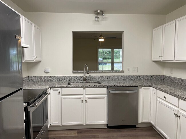 Building Photo - Two Bedroom Townhouse with Bonus Room in Sherrills Ford!