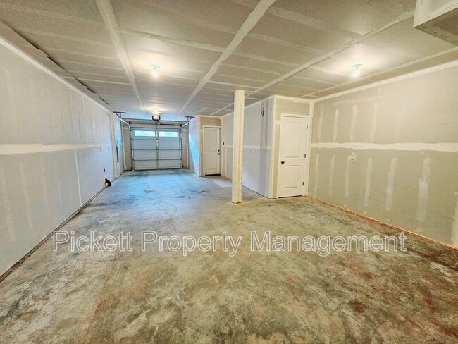 Building Photo - 946 NW Highgarden Dr