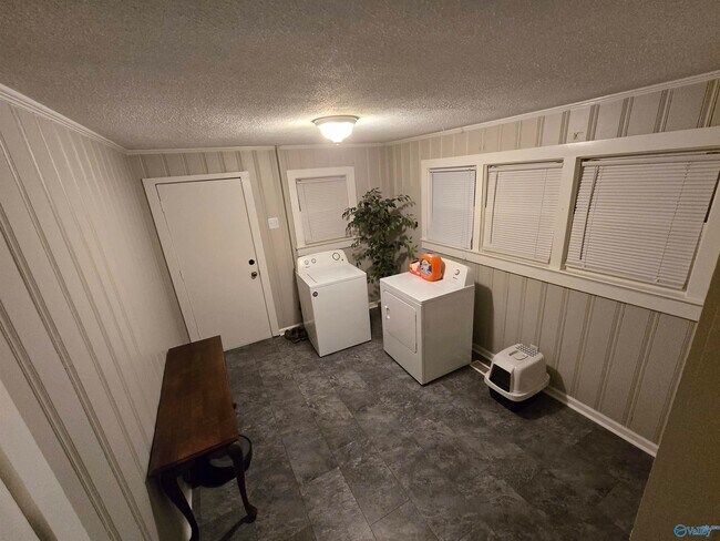 Building Photo - 410 McCullough Ave NE