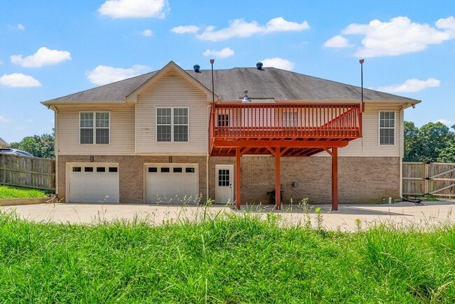 Building Photo - 3 Bedroom 3 Bath Pet Friendly Home For Ren...