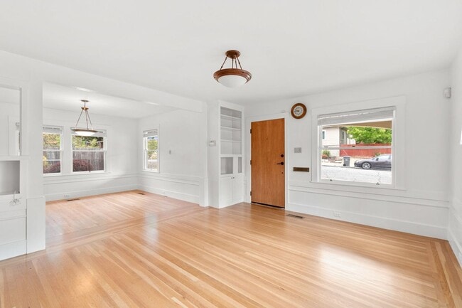 Building Photo - Upper Dimond/Lincoln Highlands Wonderful Craftsman Home!