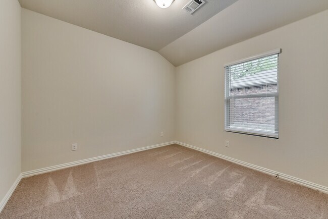 Building Photo - 208 Briarwood Ln