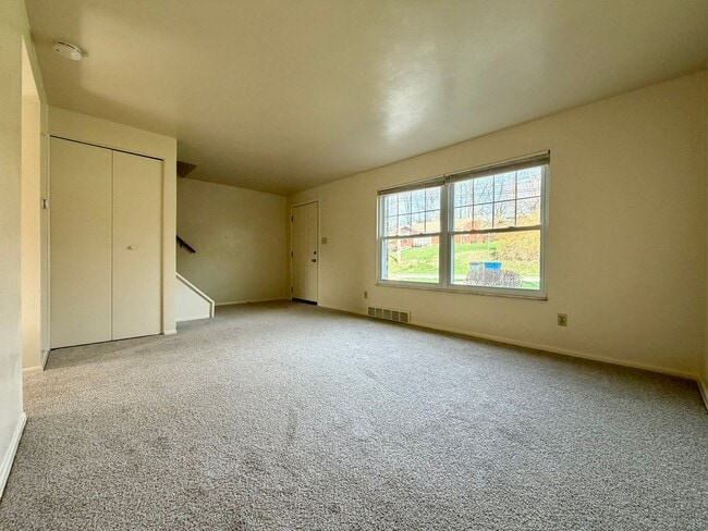 Building Photo - Gorgeous 2BR Townhouse in Plum! Washer & Dryer Included, Central A/C & More! Call Today!