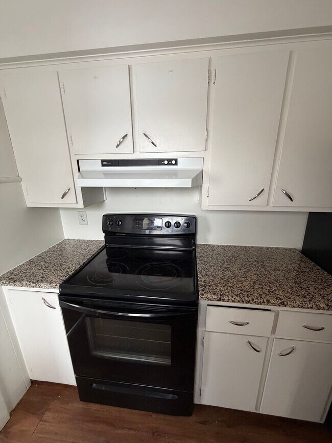 Building Photo - Single Family 3 Bedroom - Half Off 1st Months Rent