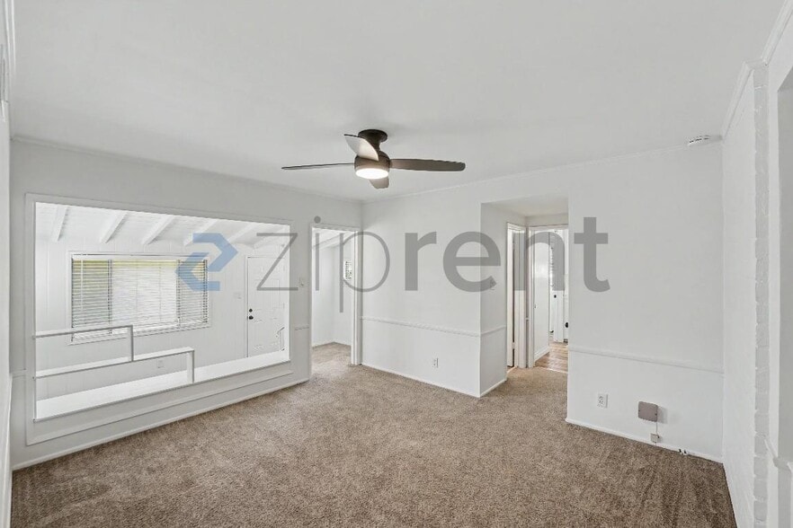 Building Photo - Unit