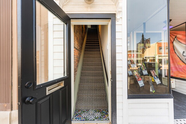 Building Photo - 318 W State St