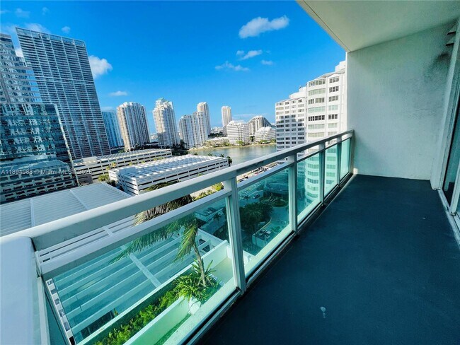 Building Photo - 950 Brickell Bay Dr