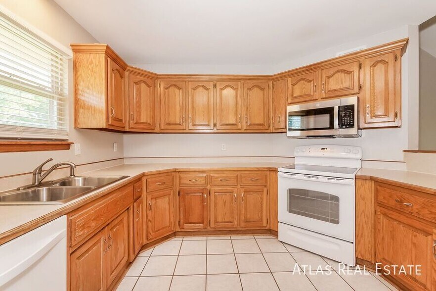 Building Photo - 1610 Cove Dr