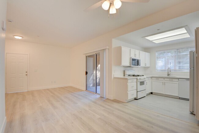 Building Photo - Horizon Hills Condominiums