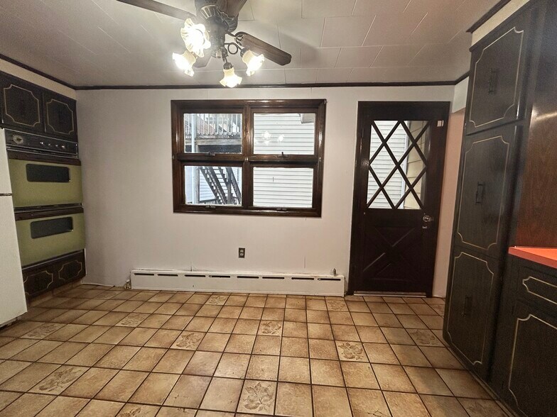 Kitchen p4 - 913 Price St