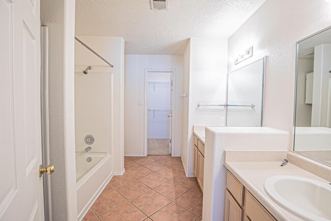 Building Photo - 11311 Campo Del Oso Ave NE