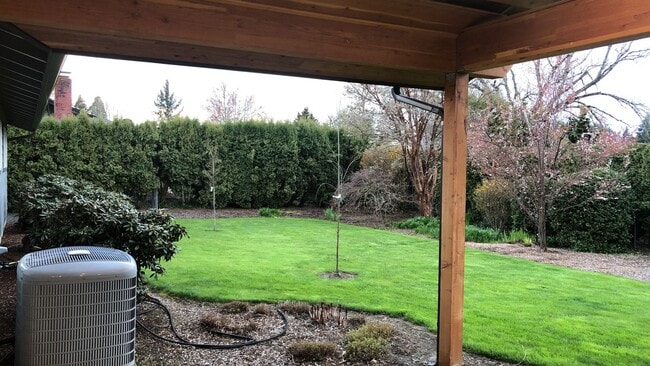 Building Photo - Live in Comfort and Style in the Heart of Corvallis!