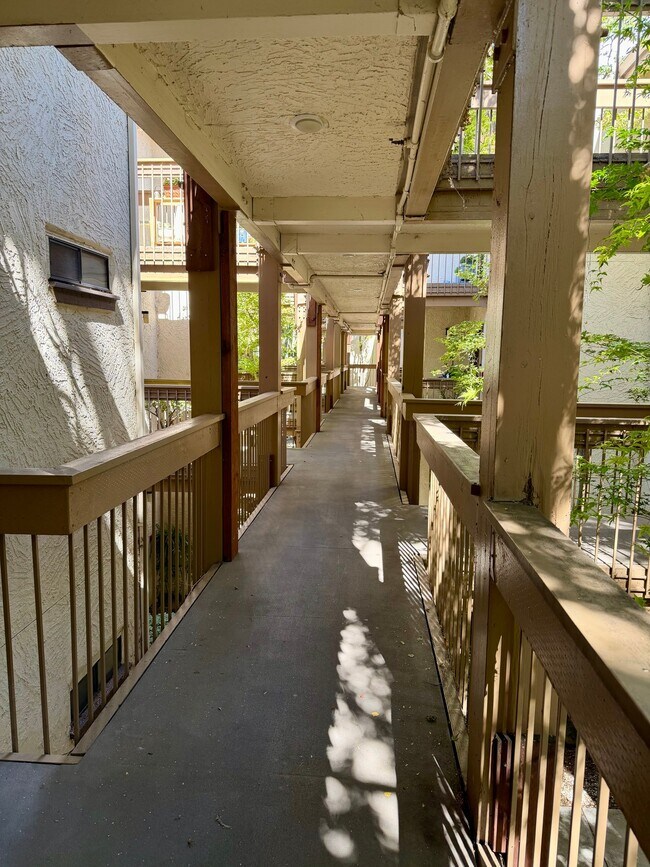 Building Photo - 1422 S Villa Way