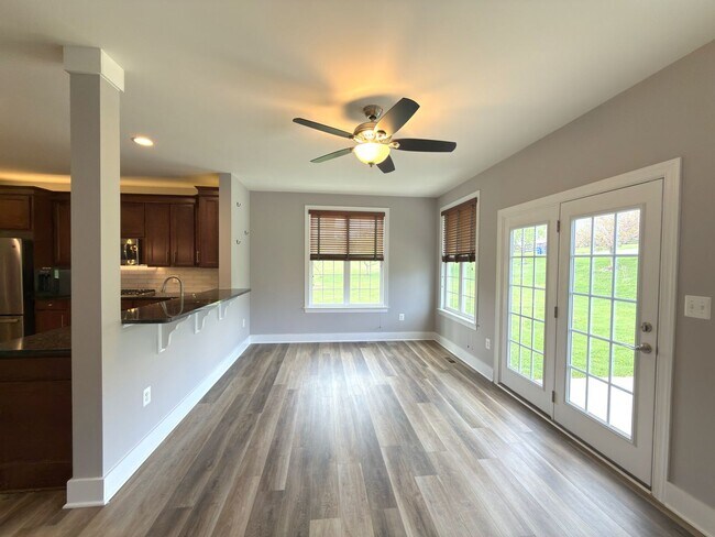 Building Photo - Spacious 4 Bed 3.5 Bath Home in Round Hill VA For Rent!