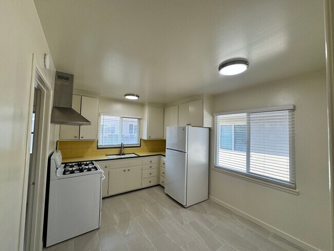 Building Photo - 1056 Pajaro St