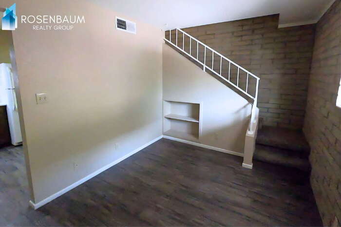 Building Photo - 905 S Ash Ave