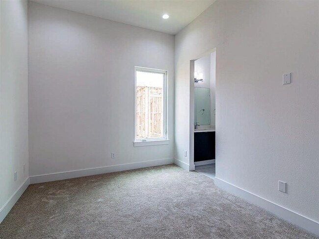 Building Photo - 2531 Hollister St