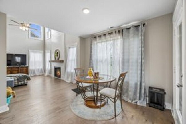 Building Photo - 3 Bedroom 2 1/2 Bathroom Home