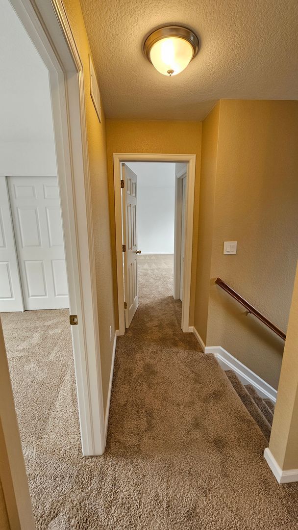 Building Photo - Spacious well maintained 3 bedroom home