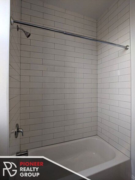 Building Photo - 2814 N Troy St