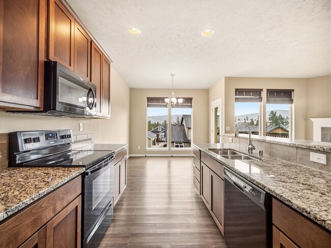 Building Photo - Spacious 5-Bedroom Home with Private Yard & Parking in Spokane