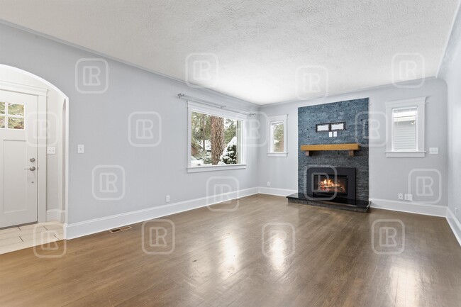 Building Photo - 414 W 29th Ave