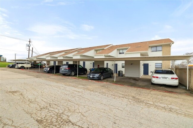 Building Photo - 210 W Lake Dr