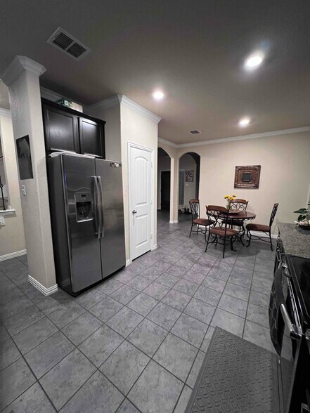 Building Photo - 820 Osage Dr