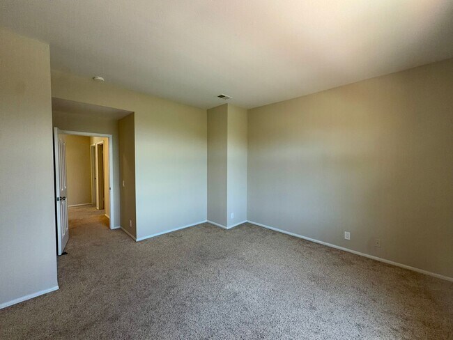 Building Photo - Spacious Five Bedroom in Rancho Del Oro
