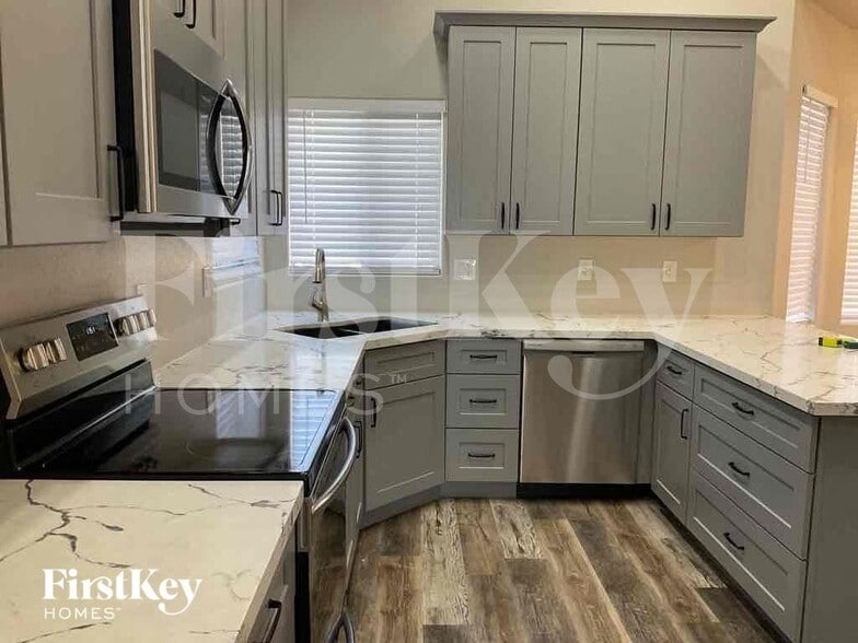 Building Photo - 13034 W Ash St