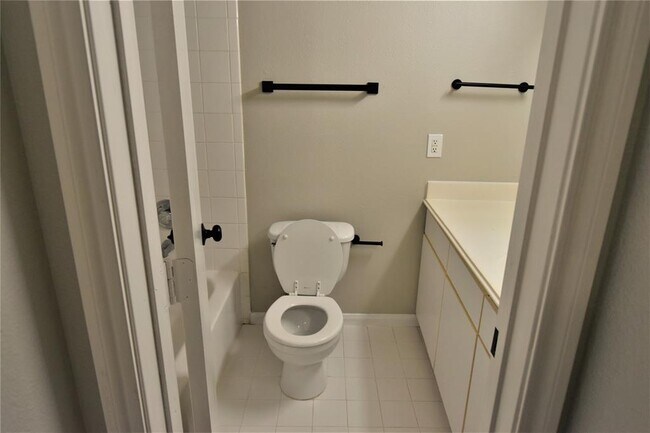 Building Photo - 2824 S Bartell Dr